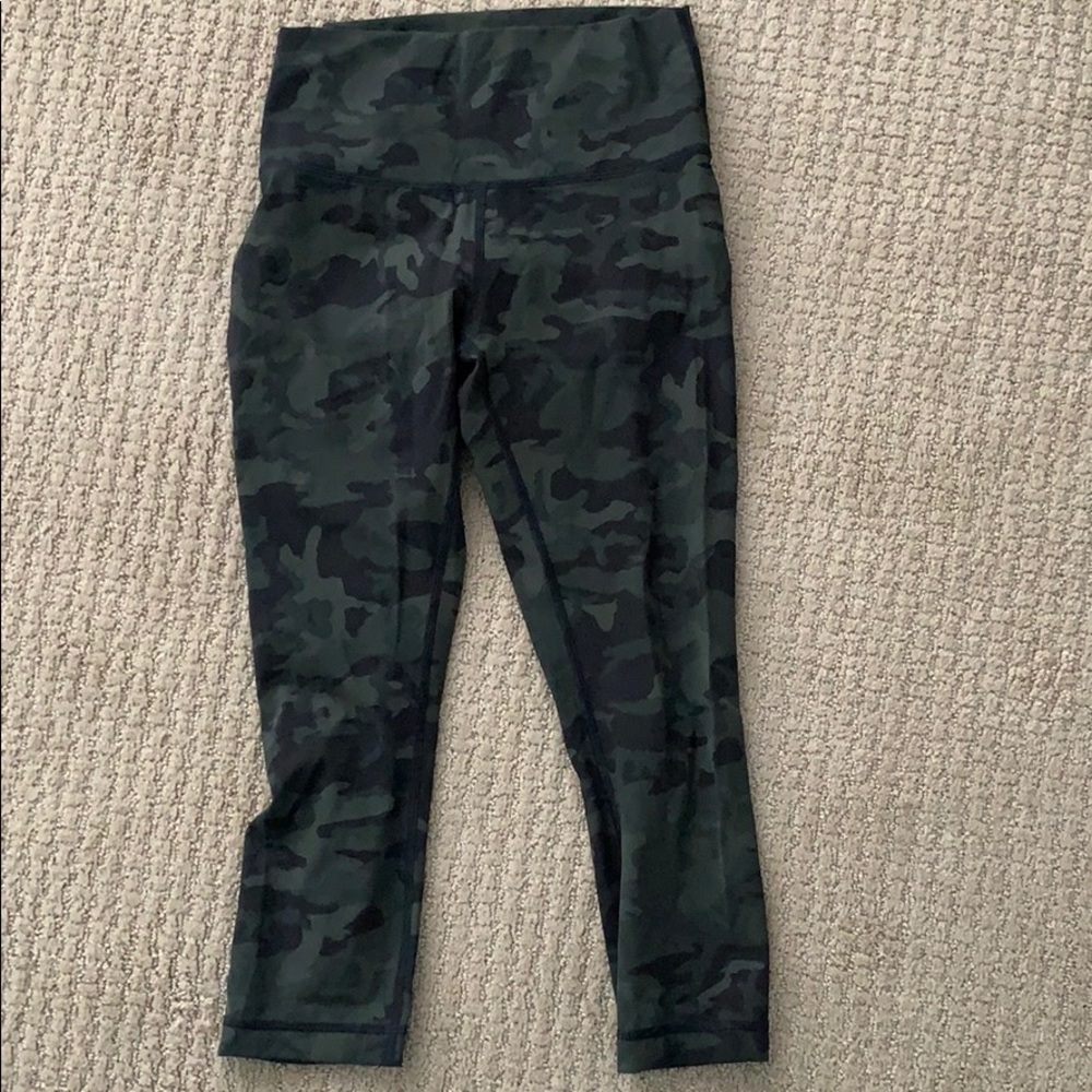 Lululemon wonder under high waisted crop.